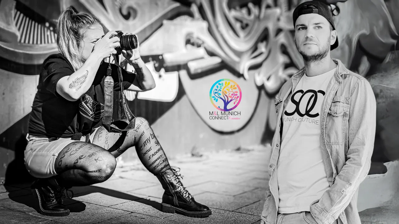 Larissa fotografiert, Martin steht daneben – Schwarz-Weiß-Foto vor einer Graffiti-Wand